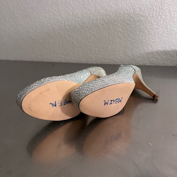 Elegant Silver Women's Shoes - Picture 5 of 8